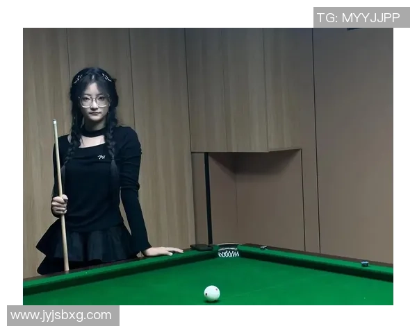 在读大专年青女孩，做台球助教月入过万，该休学做全职助教吗？