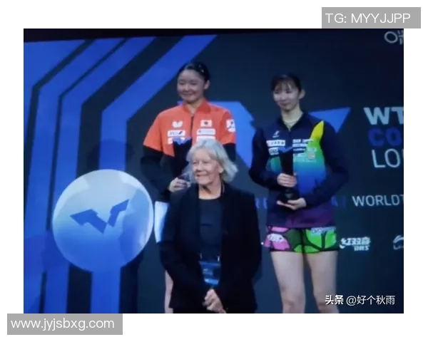 女单颁奖礼：早田希娜夺冠，显露高兴笑脸，张本美和丢失牵强浅笑